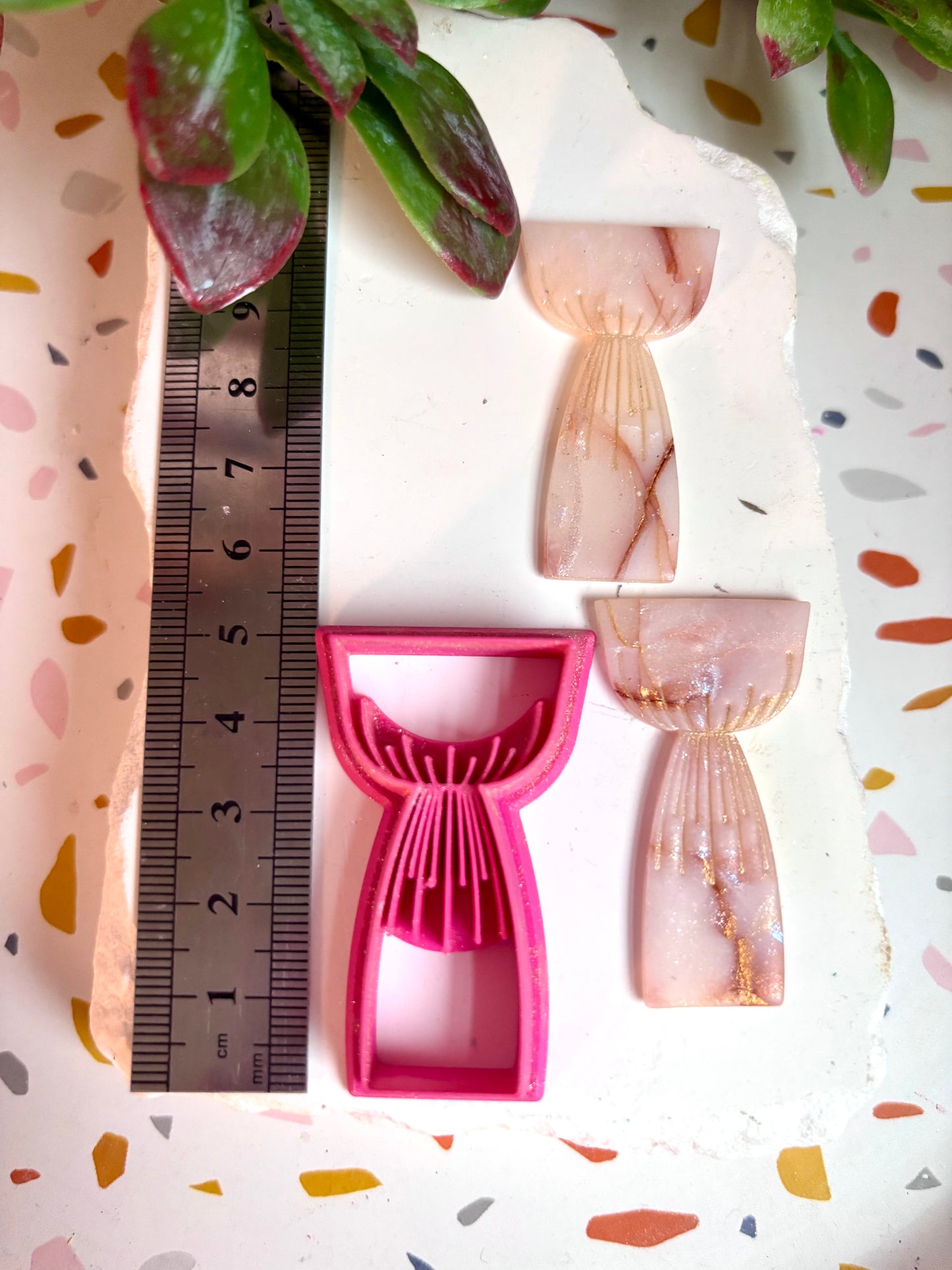 Embossed Elegant Vase Cutter