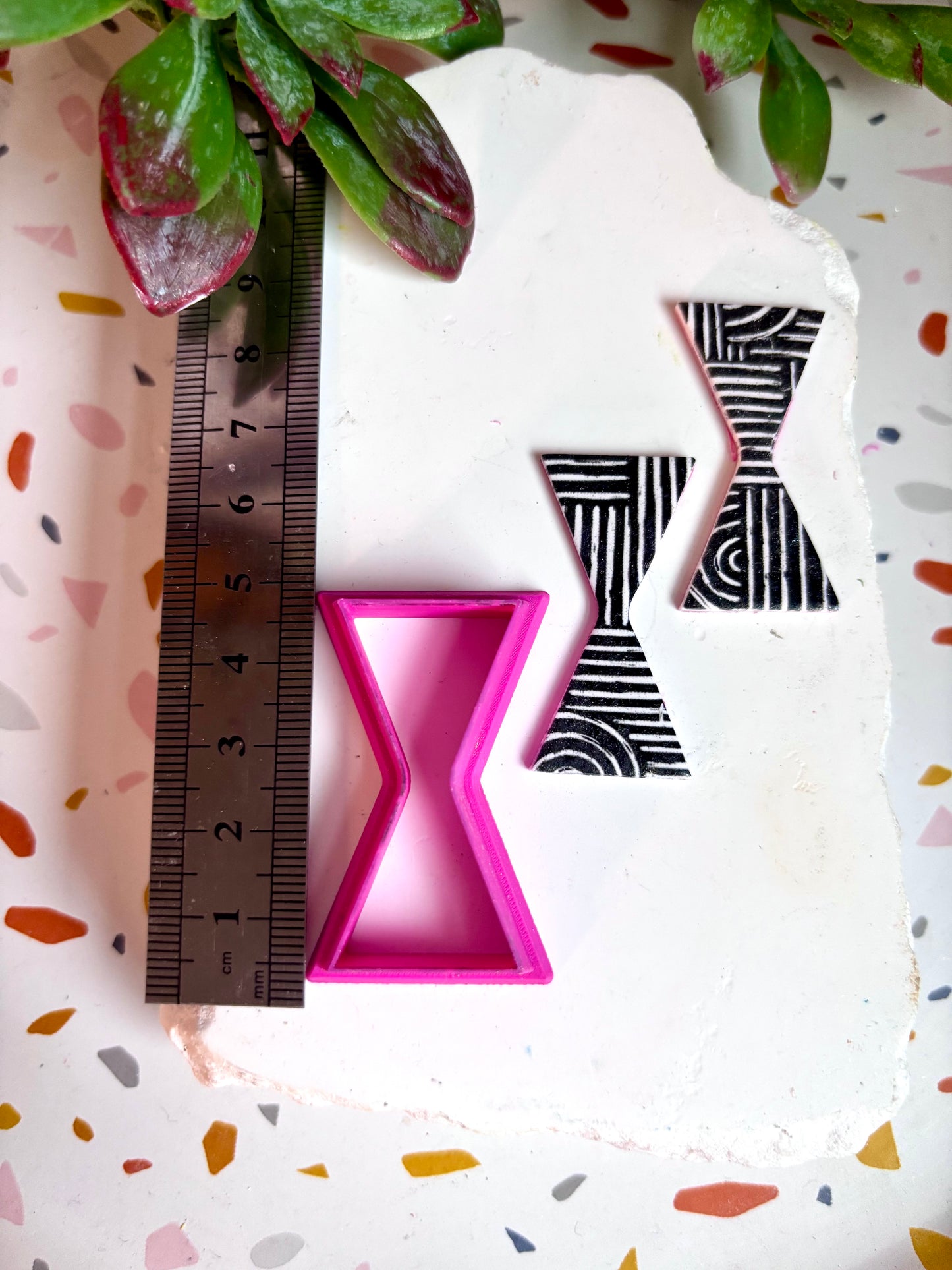Hourglass Vase Cutter
