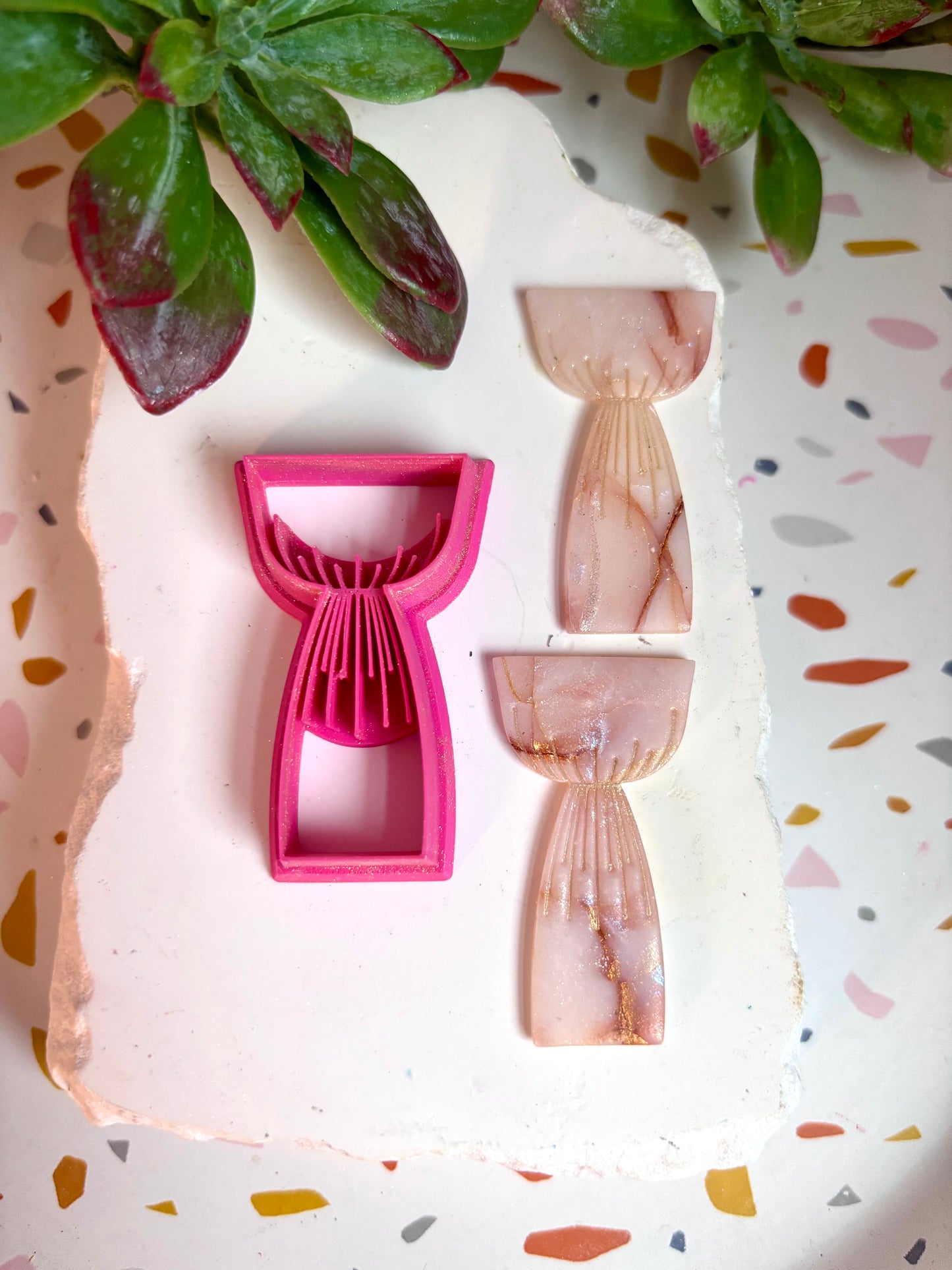 Embossed Elegant Vase Cutter